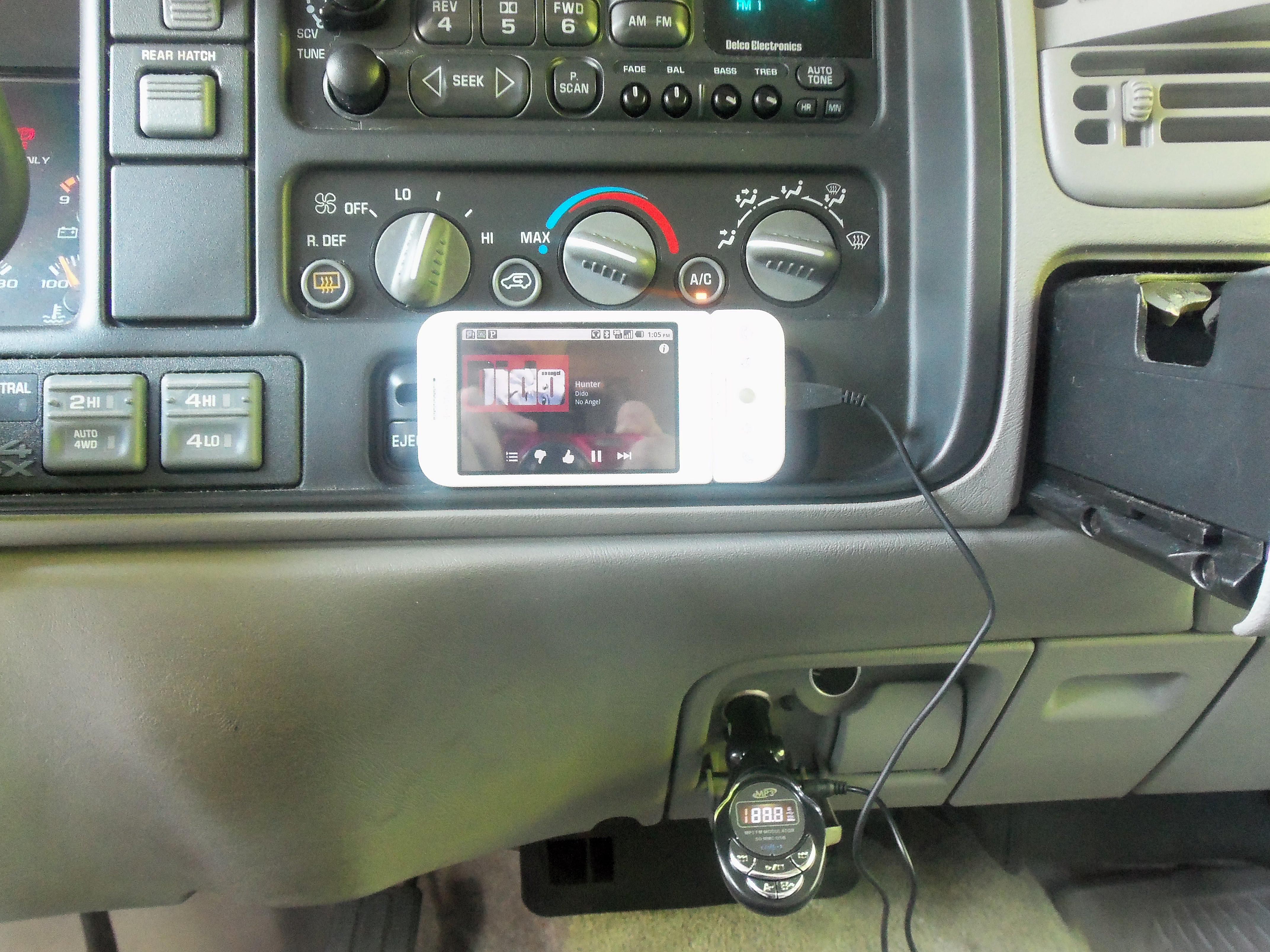 Vysílač FM zapojený do telefonu Android