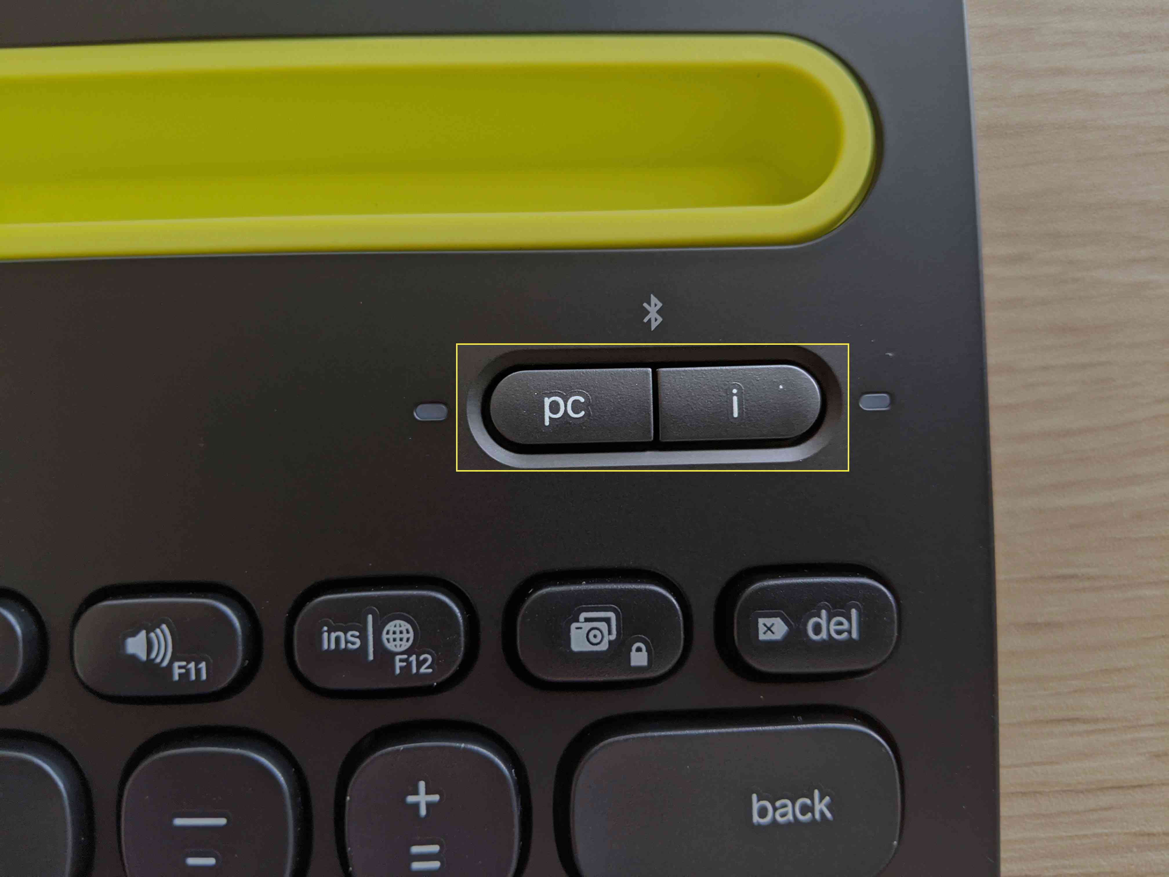 Tlačítko PC na klávesnici Bluetooth Logitech.