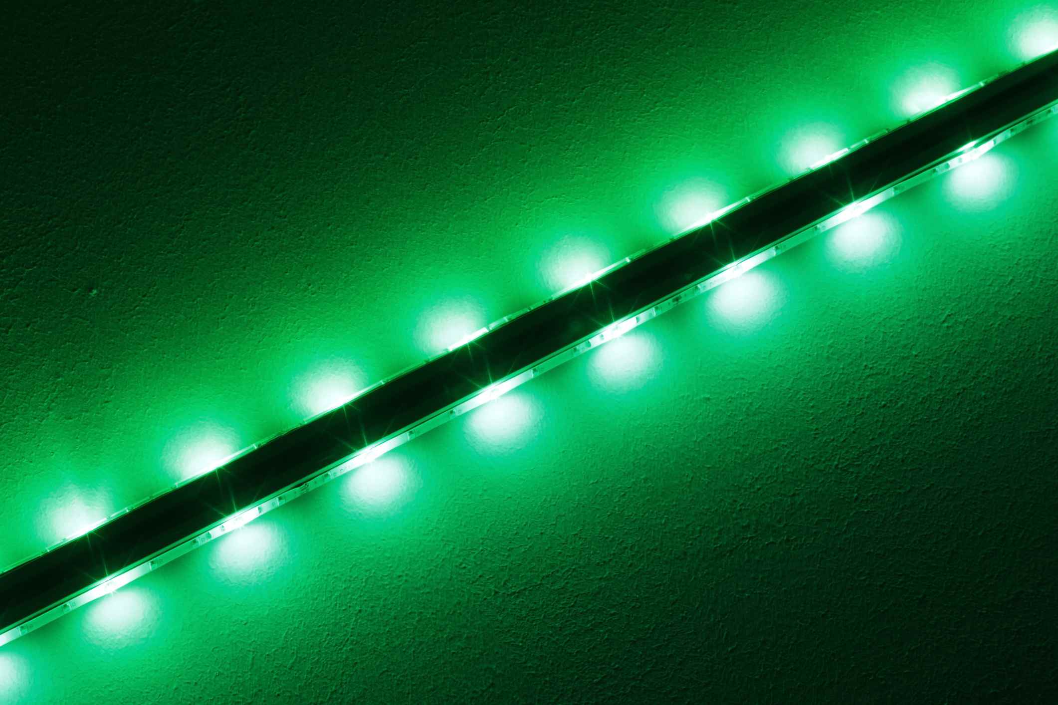 Detailní záběr na zeleně zářící LED světelný pás