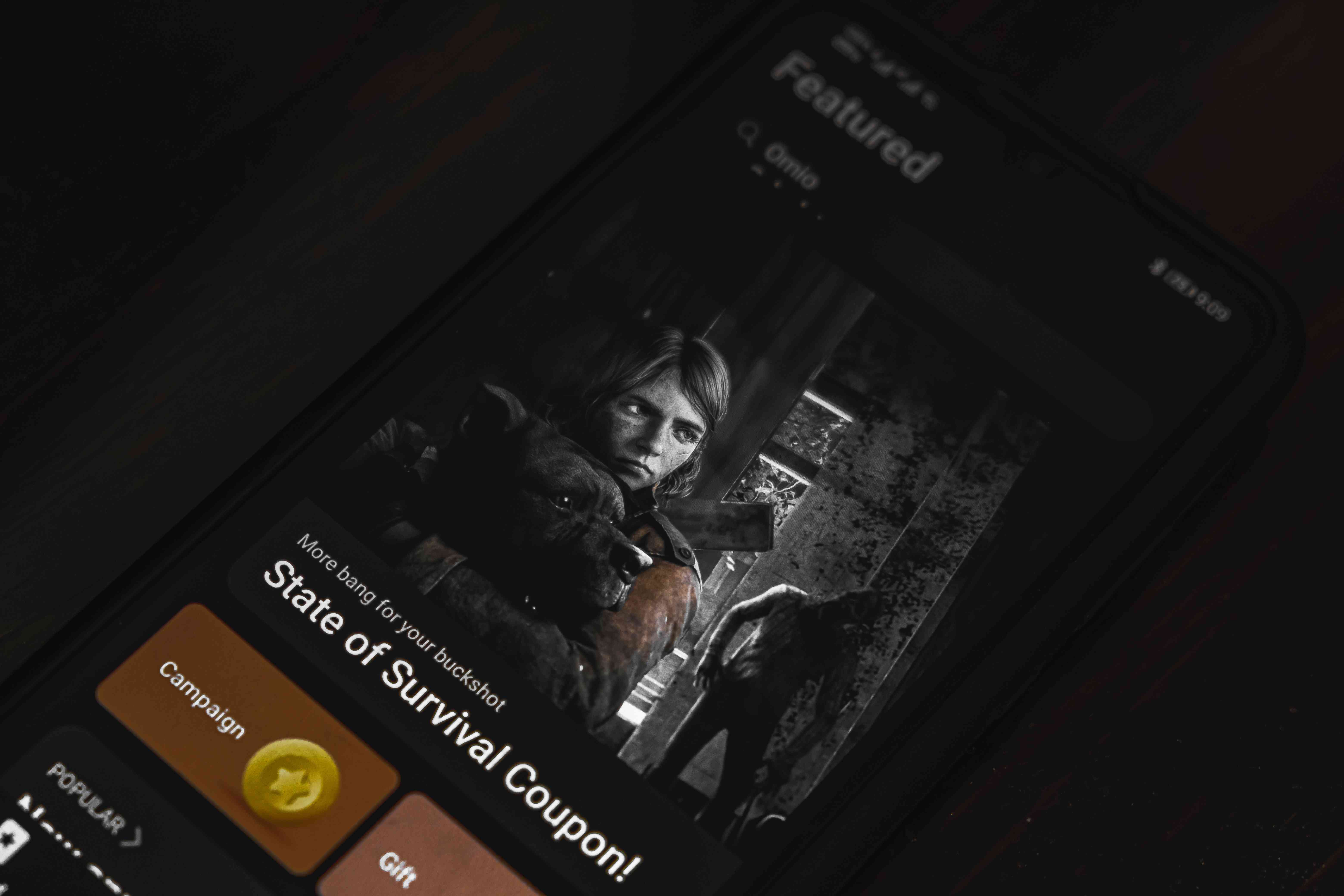 Smartphone s reklamou zobrazenou v herní aplikaci. 