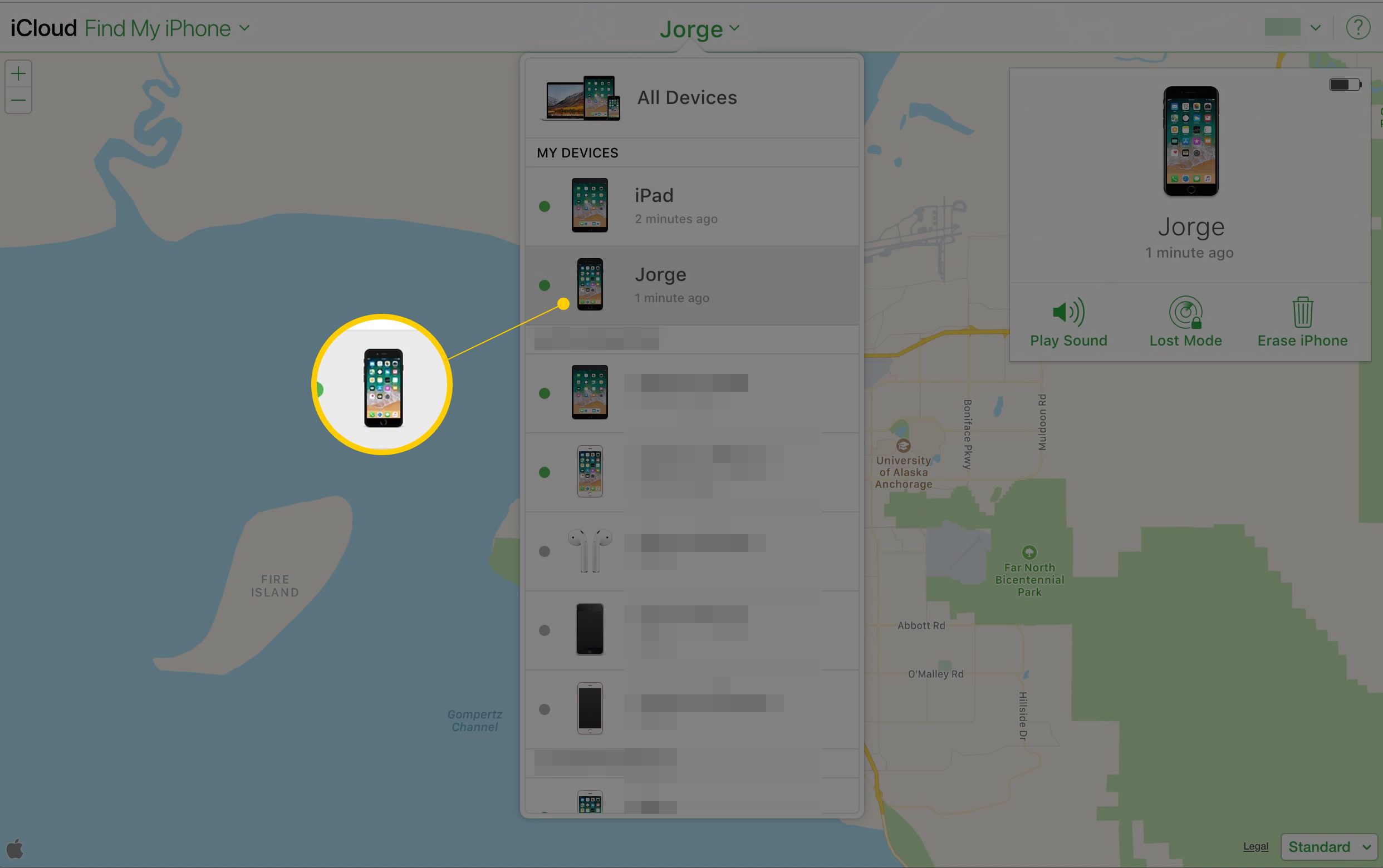 Screenshot všech zařízení zobrazený na mapě iCloud.com