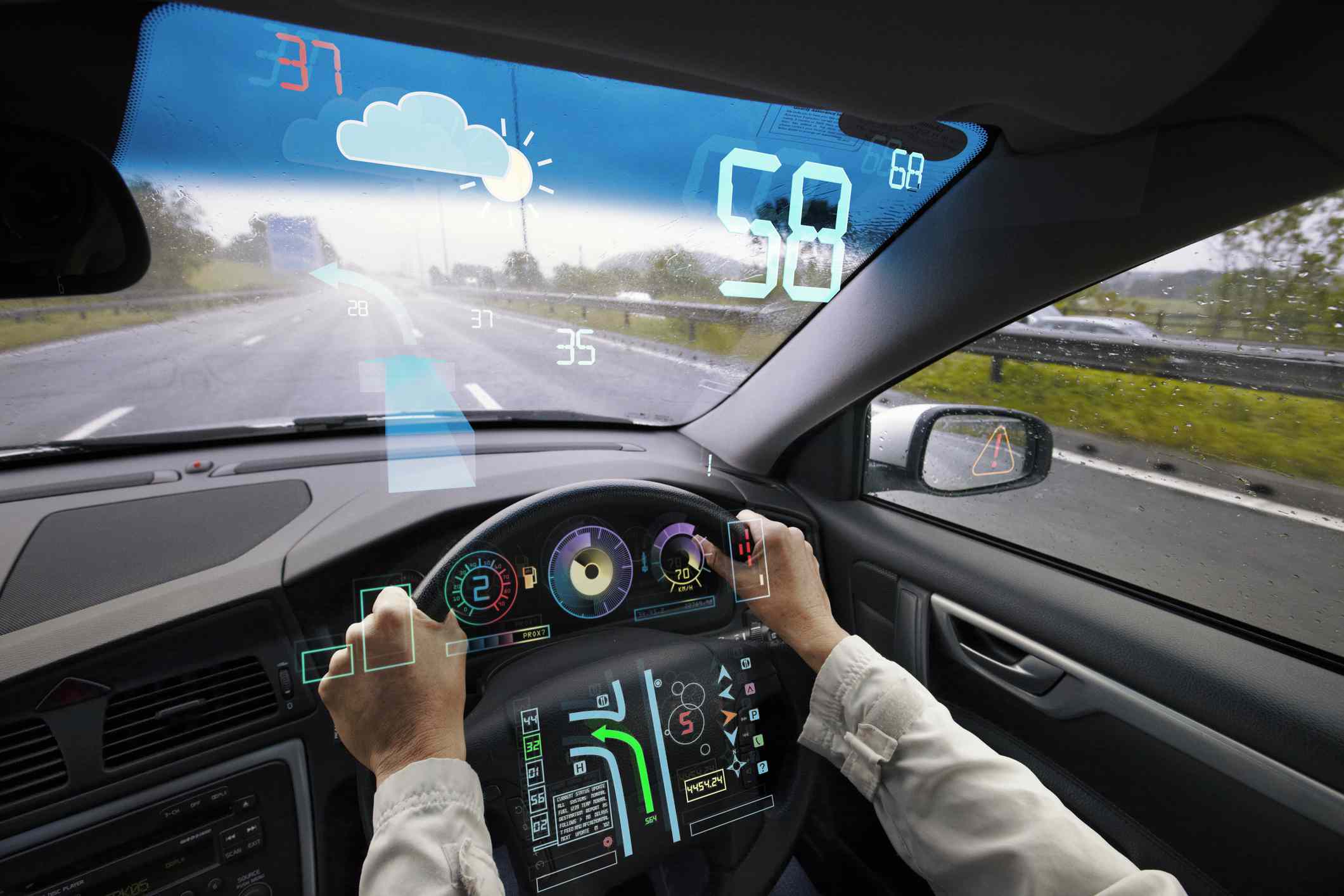 Pohled řidiče uvnitř karty při pohledu na digitální displej palubní desky na čelním skle.