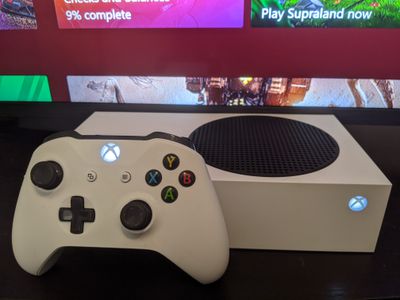 Ovladač Xbox One s Xbox Series S.