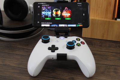 Telefon Android streamující hry pro Xbox One.