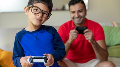 Chlapec a otec hrající videohry pro Xbox One