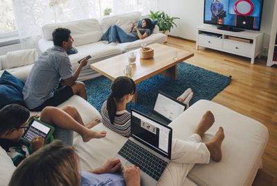 Rodina sledování televize v obývacím pokoji