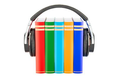 Knihy se sluchátky, koncept audioknihy.  3D vykreslování izolovaných na bílém pozadí