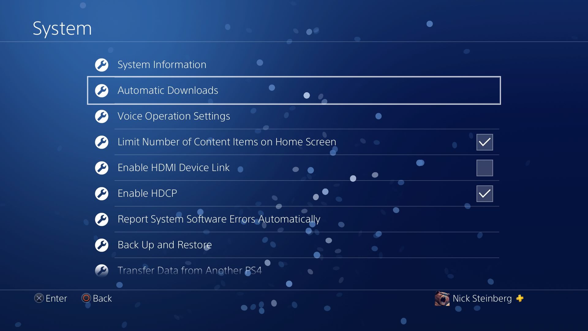 Výběr automatického stahování v části Nastavení systému PS4.