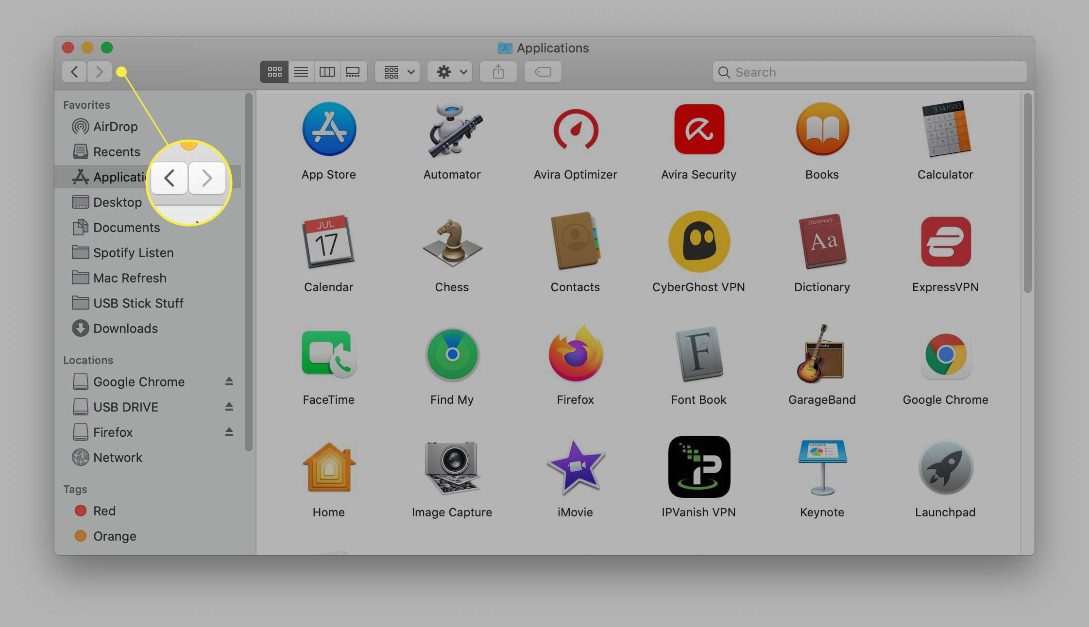 Složka aplikací v Mac Finderu se zvýrazněnými tlačítky zpět a vpřed