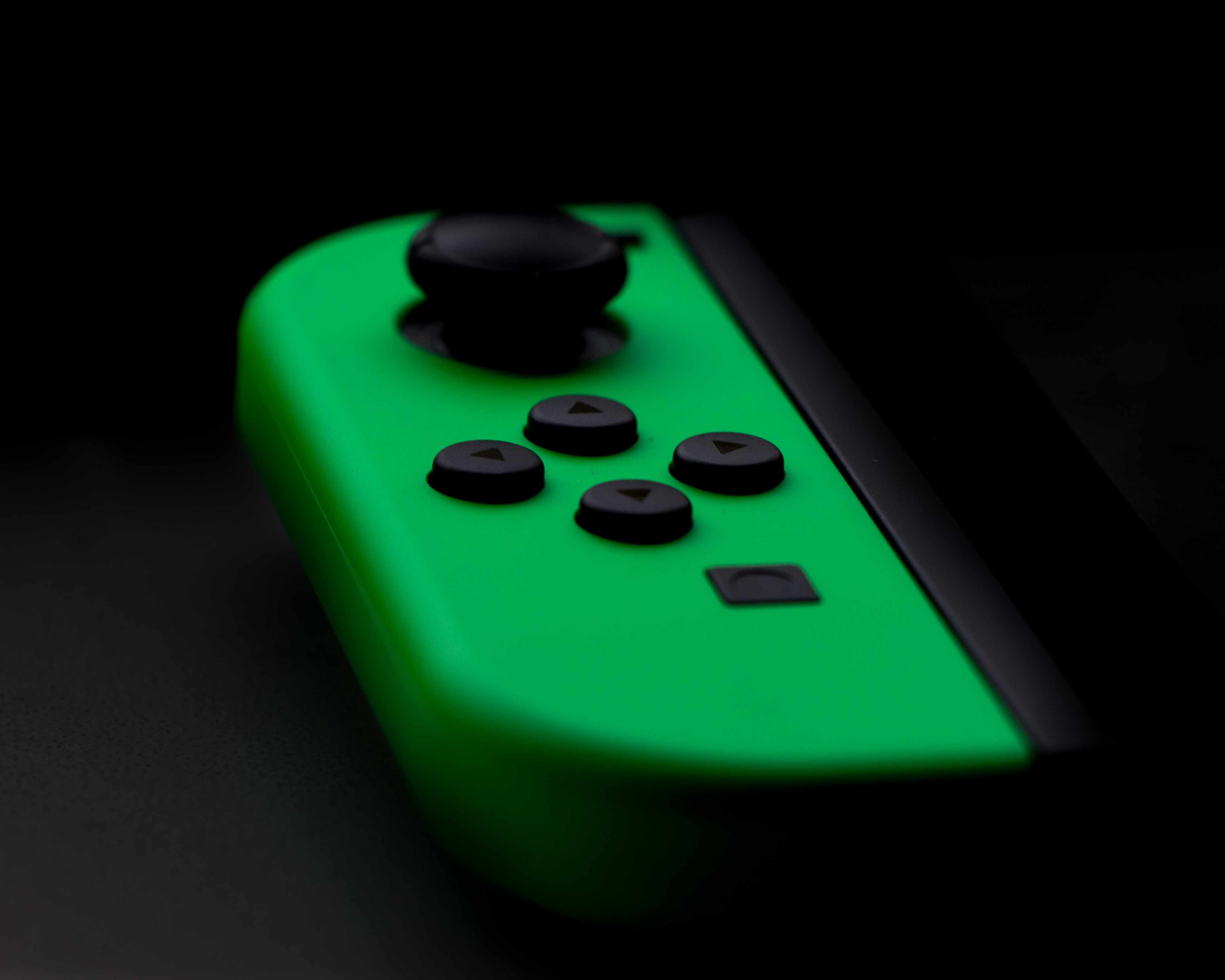 Zelený ovladač Nintendo Switch. 
