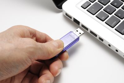 USB flash disk vložený do Mac Book Pro