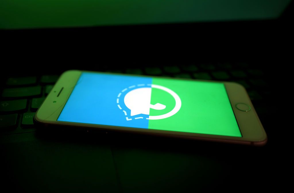 Služby zpráv WhatsApp a Signal jsou vidět na mobilním telefonu.