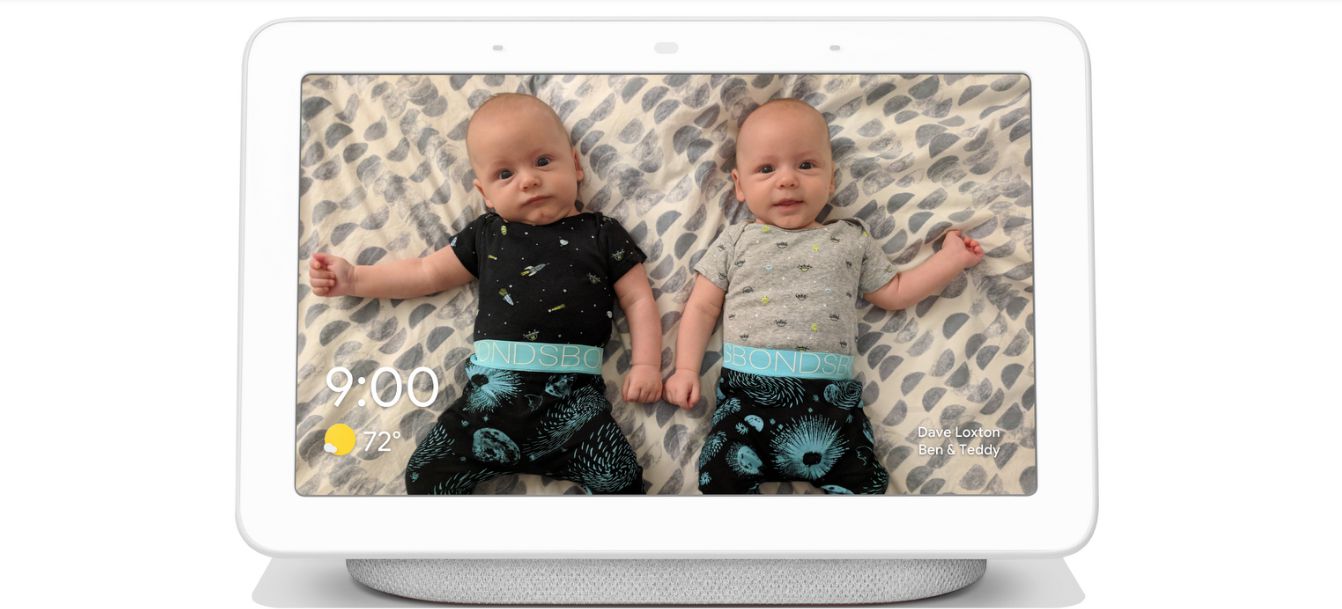 Google Home Hub s fotografií dvojčat na obrazovce
