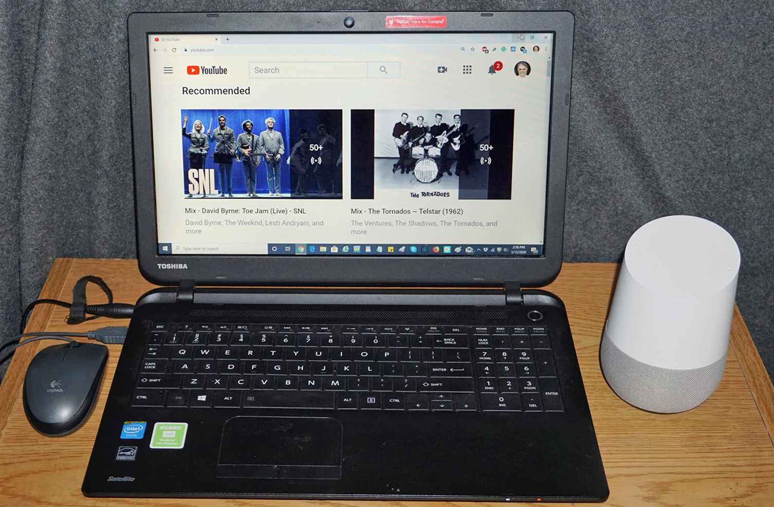 Domovská stránka Google a notebook využívající YouTube.