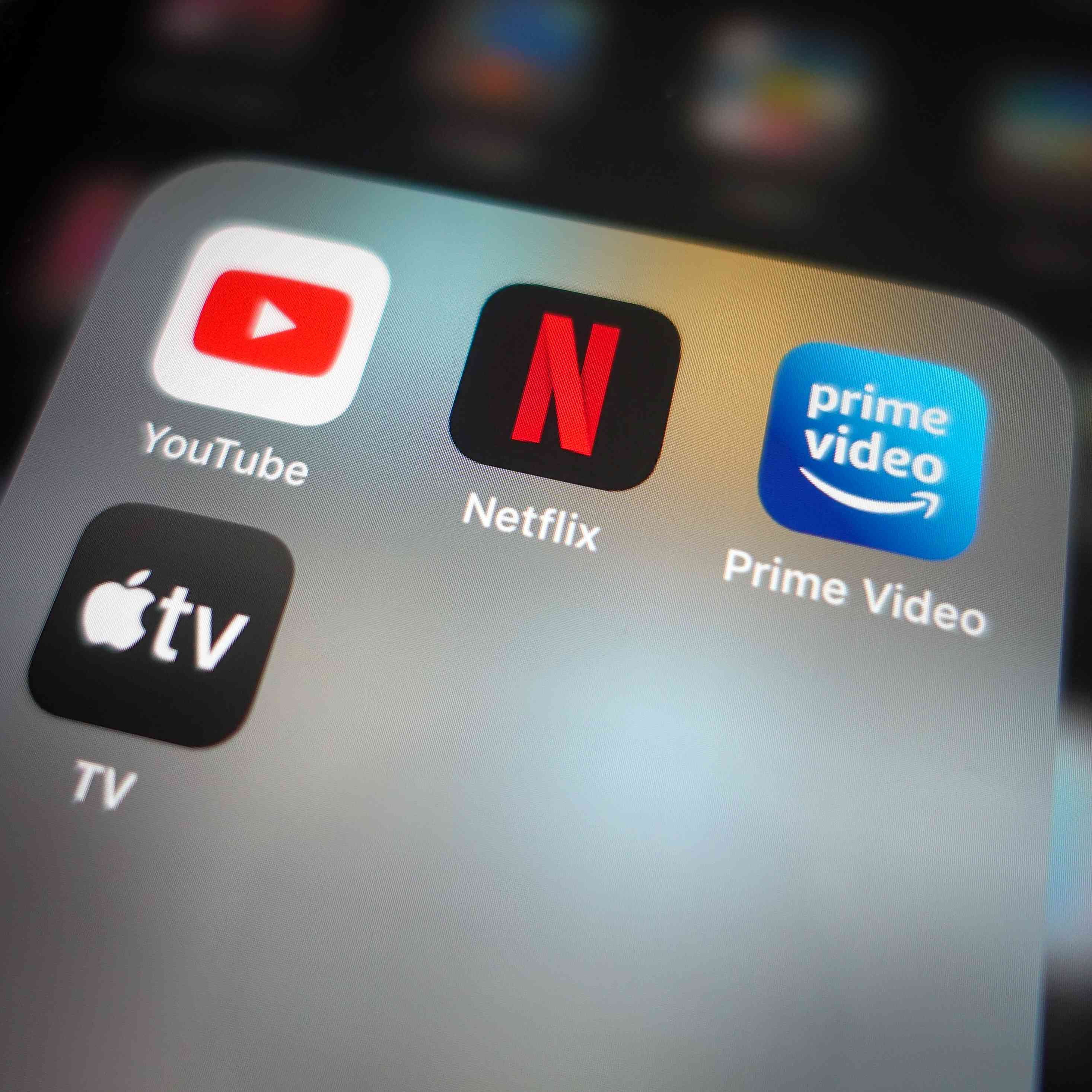 Ikona YouTube na smartphonu s Netflixem, Prime Videos a Apple TV.