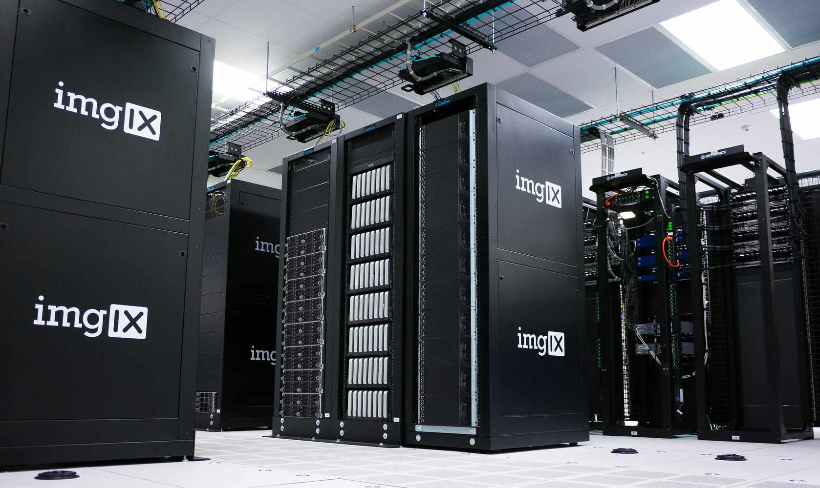 černé datové servery imgix