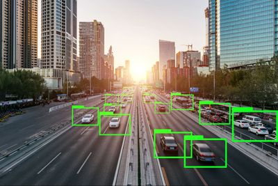 Auta na dálnici s boxy simulující pohled na auto bez řidiče s umělou inteligencí.