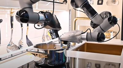 Robotické paže vaří jídlo na kuchyňském sporáku bez lidské pomoci