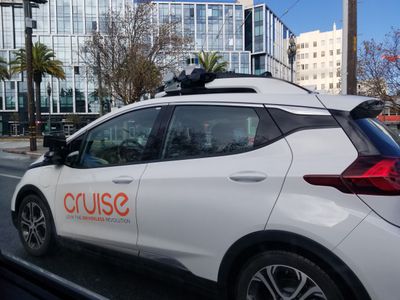 Auto GM Cruise bez řidiče provozované na ulici ve městě v San Francisku.