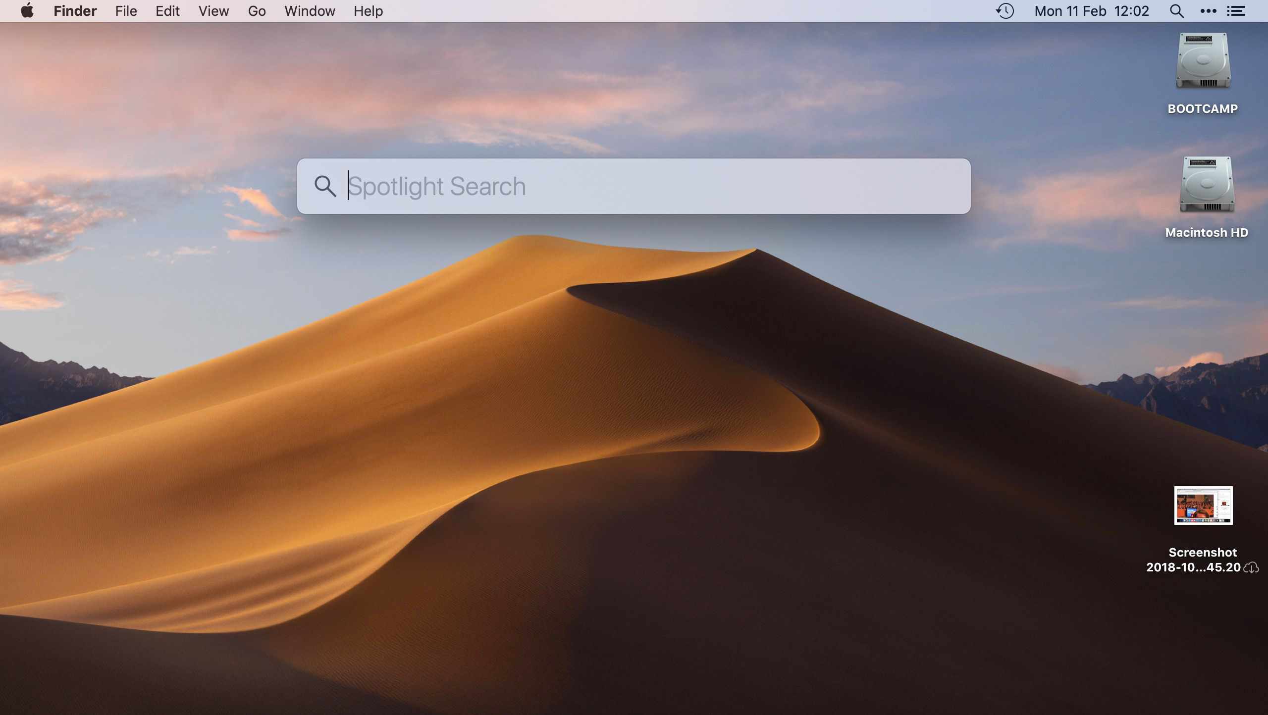 Plocha Mac zobrazující lištu Spotlight Search