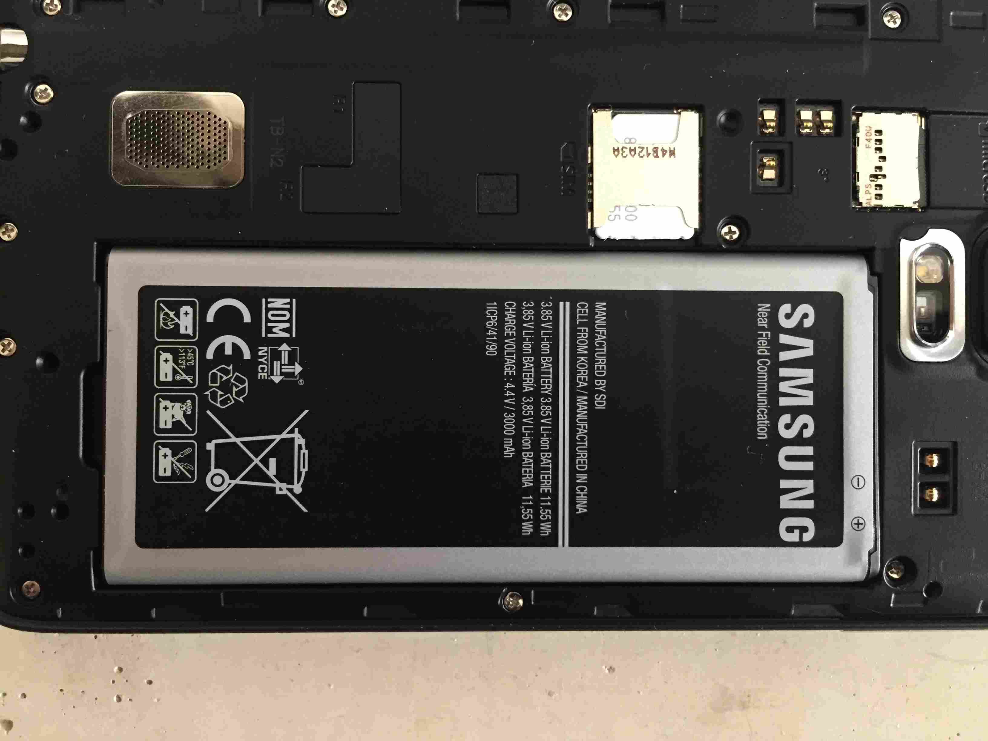 Podívejte se na prohlubeň ve spodní části slotu pro baterii na Samsung Note Edge a pomocí nehtu jej vytáhněte.