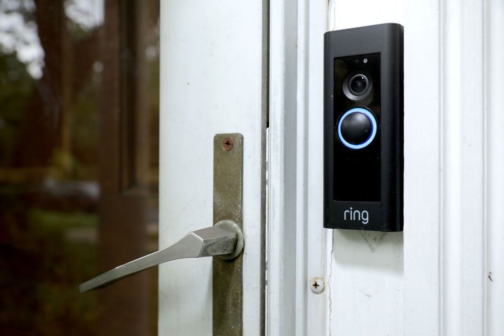 Zařízení zvonku s vestavěnou kamerou od domácí bezpečnostní společnosti Ring