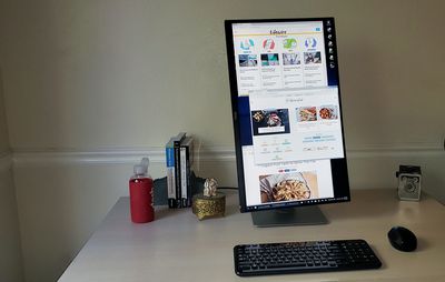 27palcový monitor Dell Ultrasharp v režimu na výšku