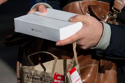 Nakupující, který drží iPad mini box