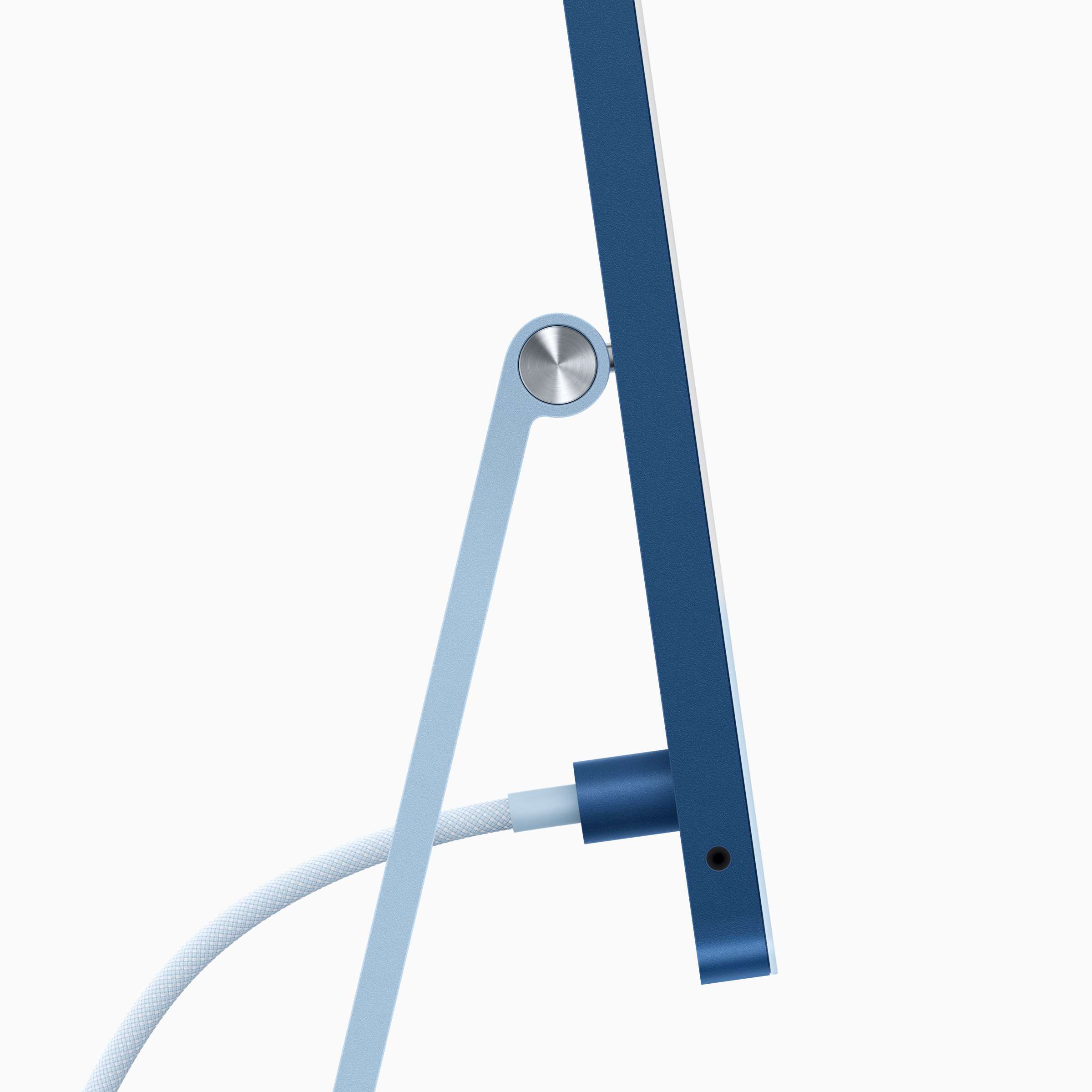Boční pohled na nový iMac s magnetickým napájecím kabelem připojeným přes stojan.