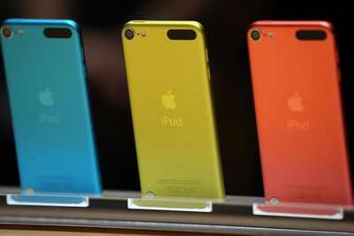 Modré, zlaté a červené zařízení iPod touch