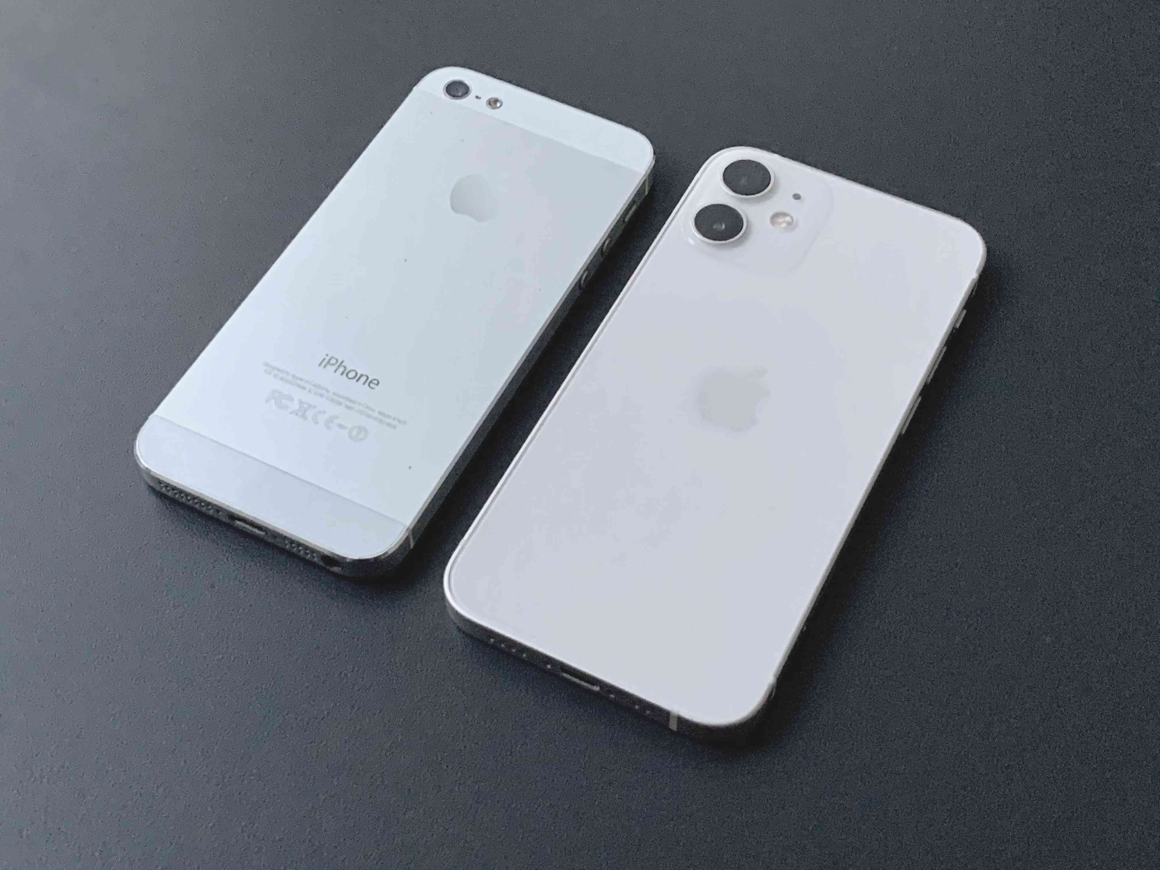 IPhone 12 Mini vedle iPhone 5.