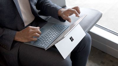 Obchodní dojíždějící pomocí Windows 10 na notebooku / tabletu Surface Pro