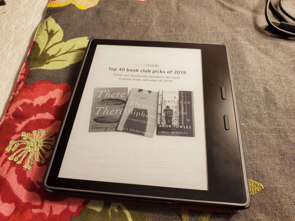 Amazon Kindle Oasis na stole. 