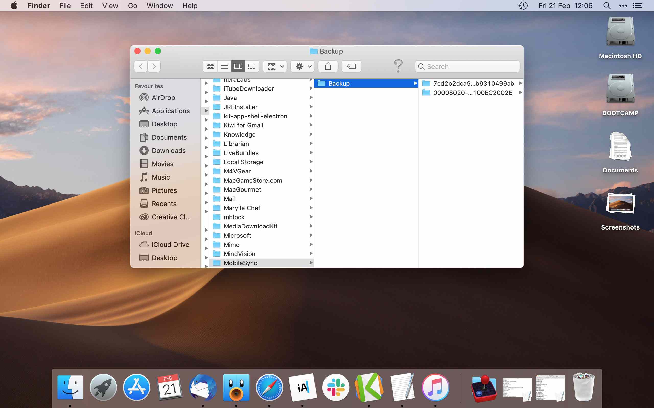 Aplikace Mac Finder se zvýrazněnou záložní složkou pro iPhone