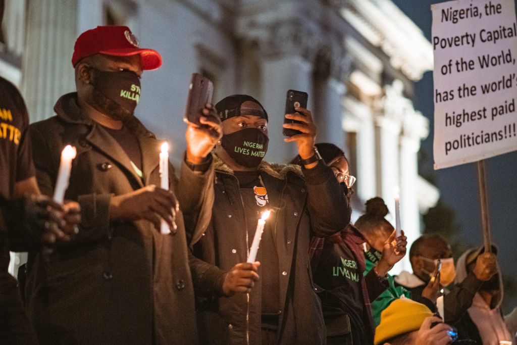 Demonstranti při svíčkovém průvodu, aby si připomněli oběti SARS a ty, které napadla nigerijská policie, se shromáždily na Trafalgarském náměstí 18. října 2020 v Londýně v Anglii.
