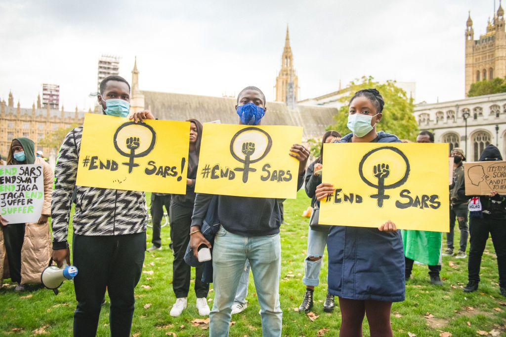 Demonstranti si pamatují oběti SARS a osoby napadené nigerijskou policií, když se shromáždily na Trafalgarském náměstí 18. října 2020 v Londýně v Anglii.