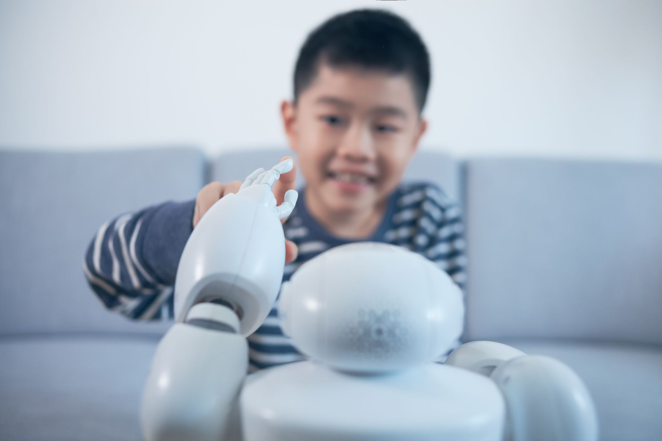 Dítě v interakci s robotem.