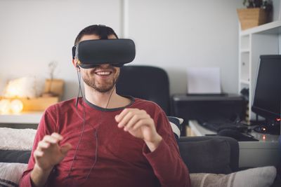 Člověk používající soupravu pro virtuální realitu