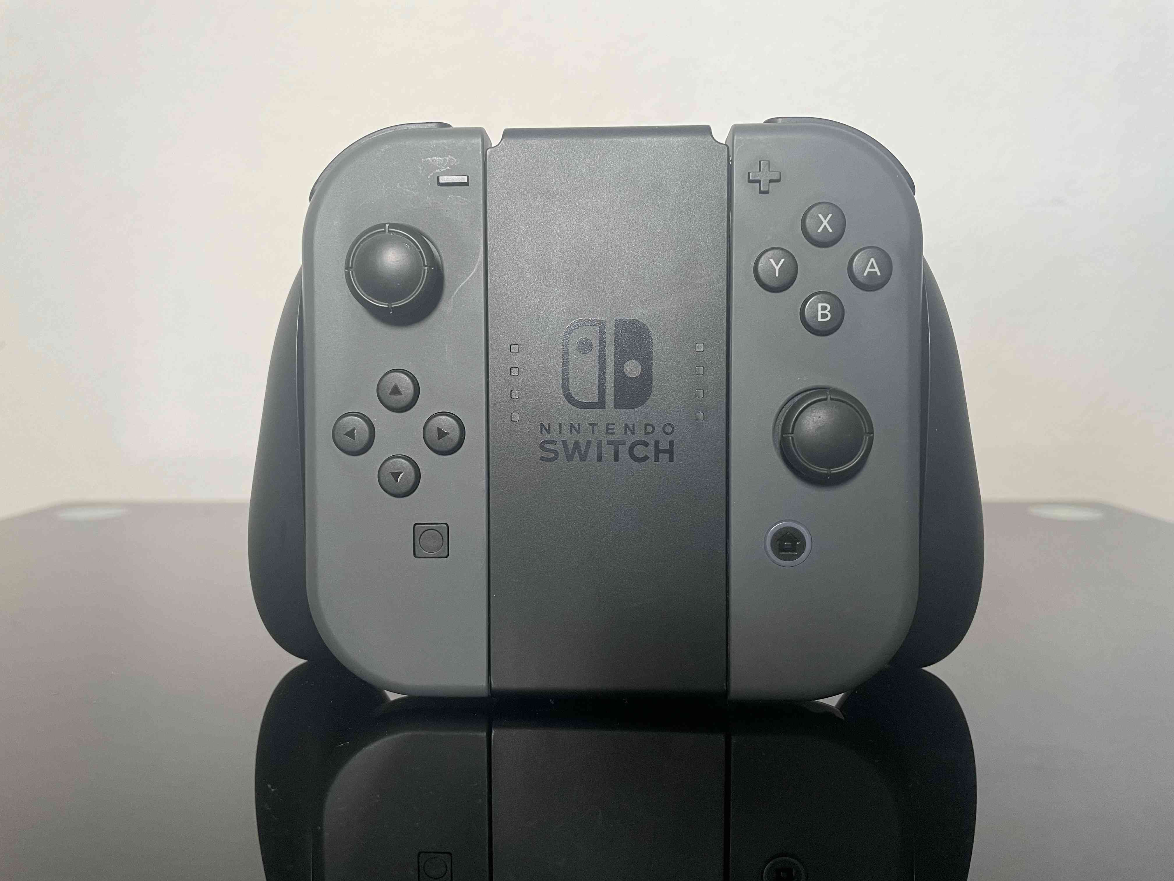 Přepněte ovladače v rukojeti Joy-Con