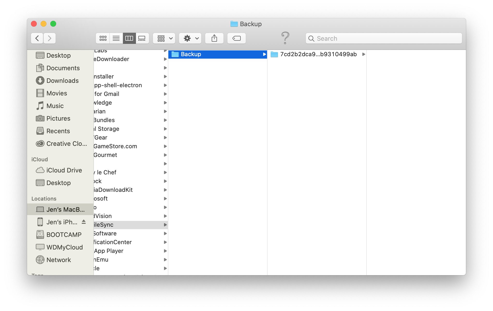 Okno MacOS Finder se zvýrazněným umístěním zálohy iPhone