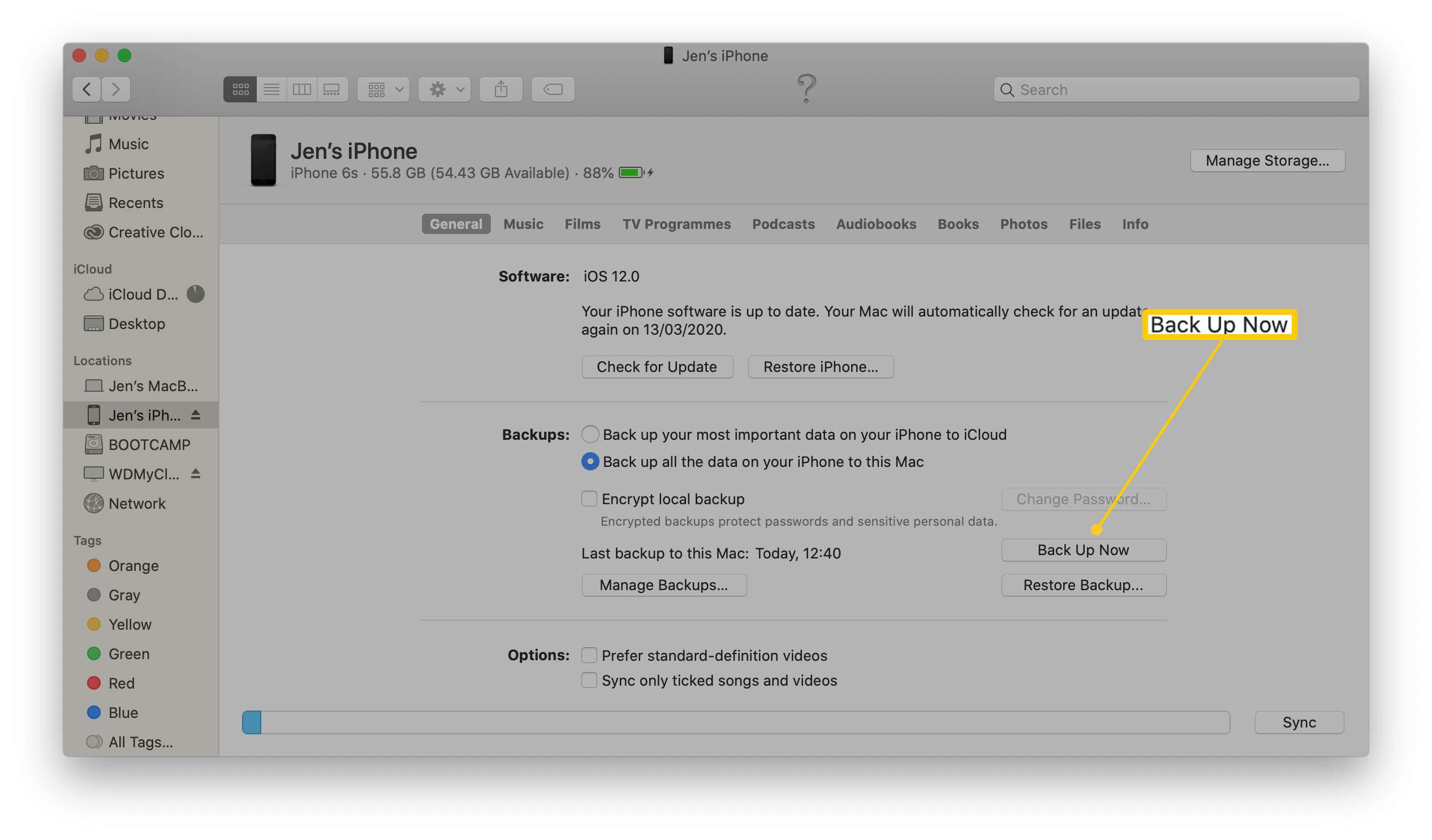 MacOS s iPhone „otevřený“ a zvýrazněný Back Up Now
