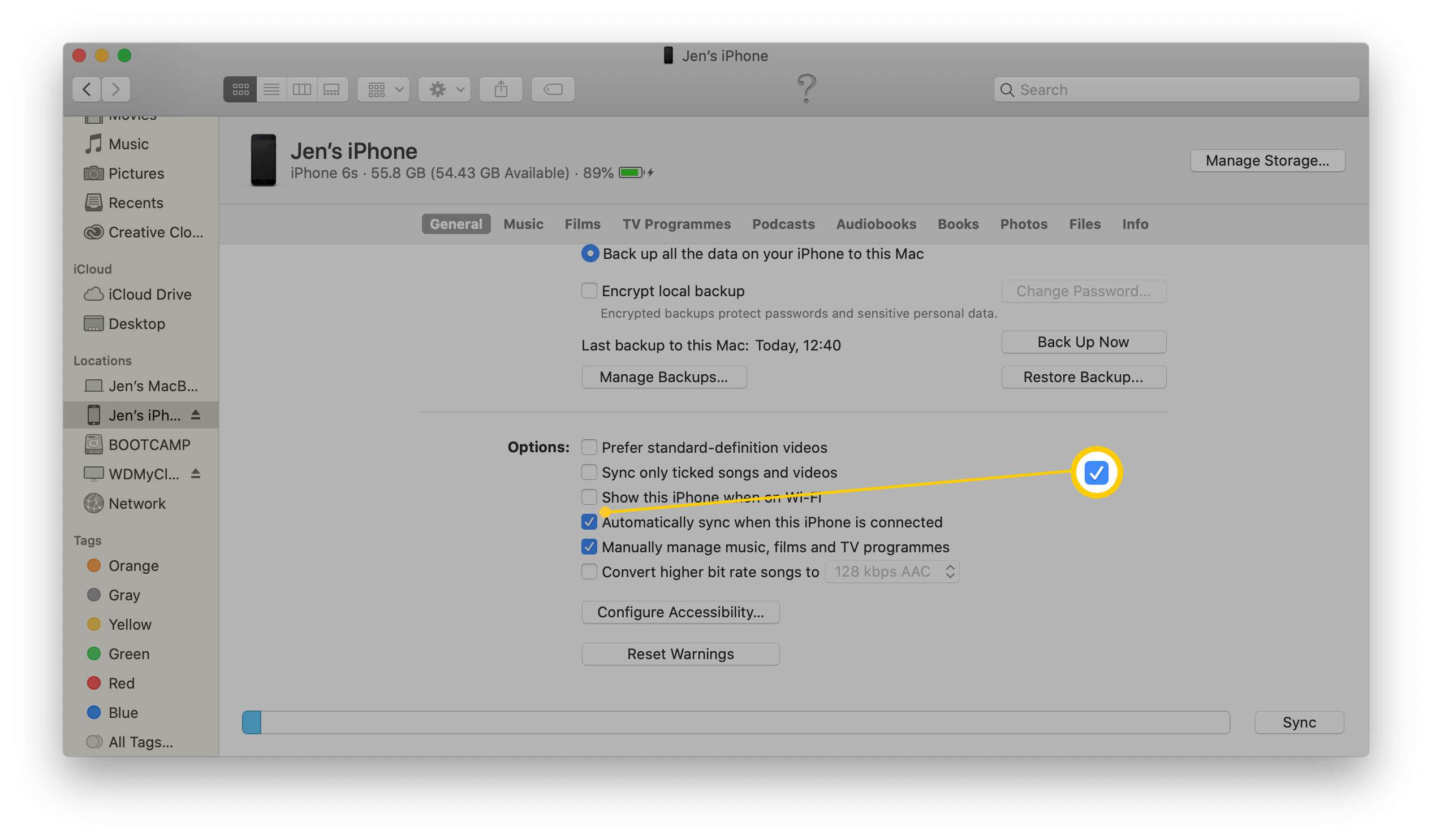 MacOS s „otevřeným“ iPhone a automatickou synchronizací, když je tento iPhone připojen, zaškrtnuto a zvýrazněno