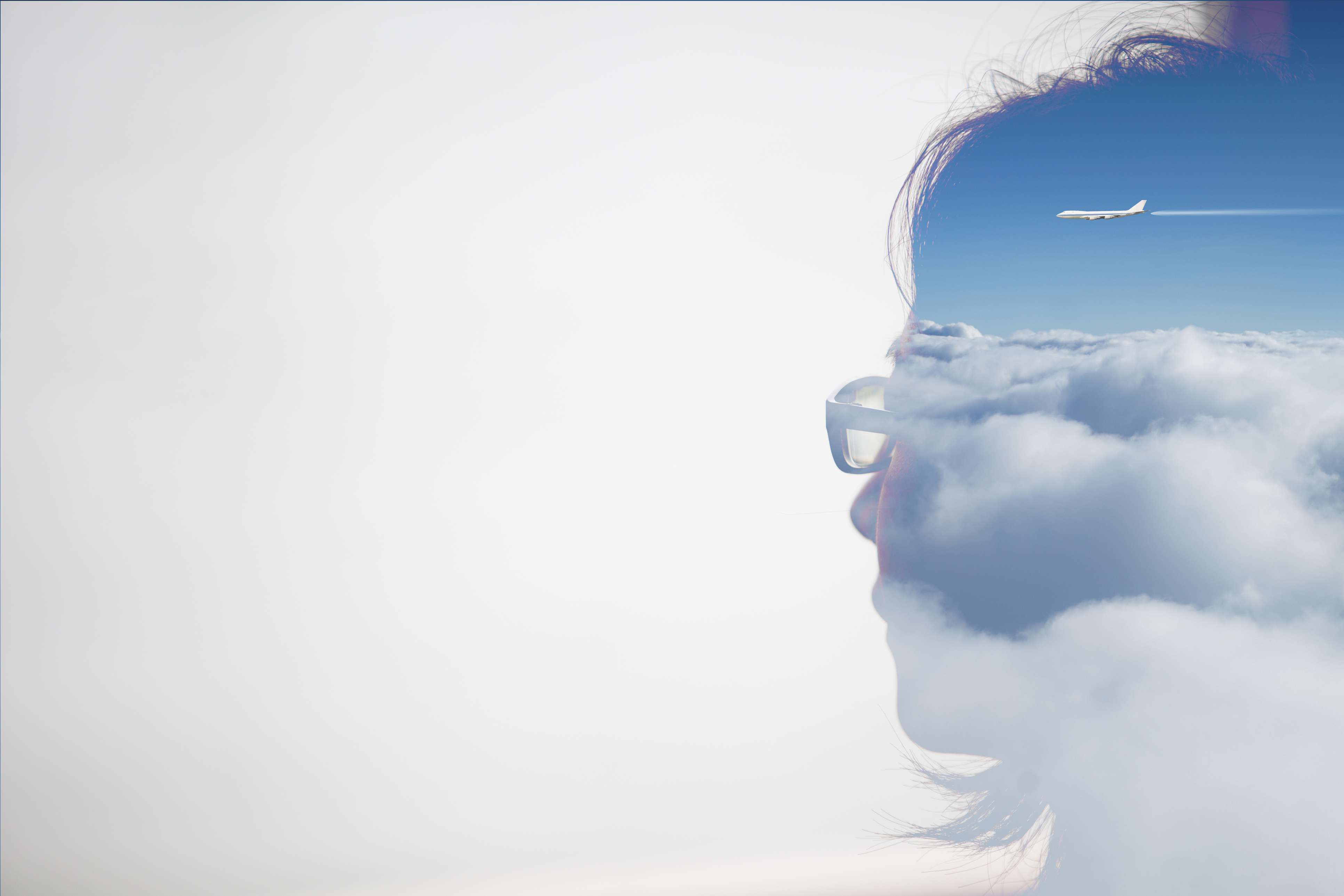 Dvojitá expozice portrét asijské ženy v kombinaci s modrou oblohou a letadla létající po obloze