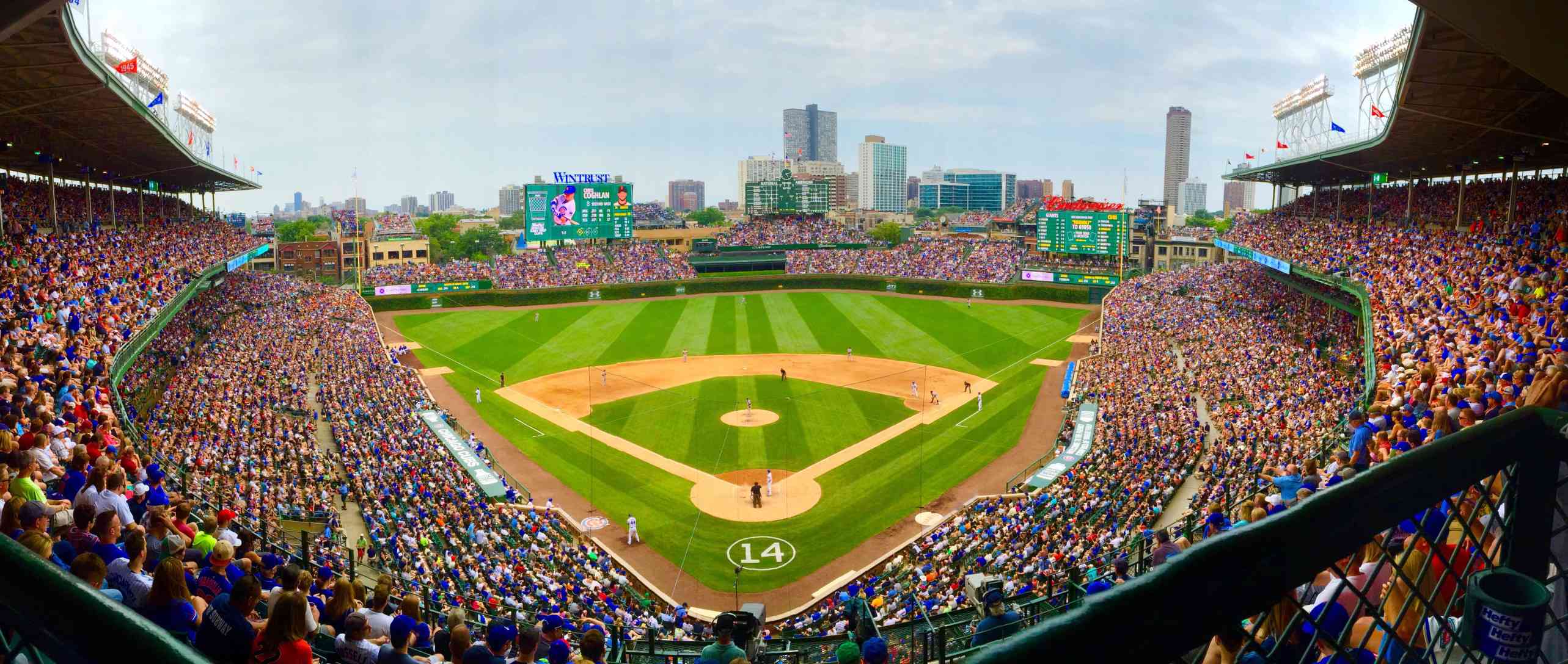 Pohled na baseballový stadion zachycený objektivem rybího oka.