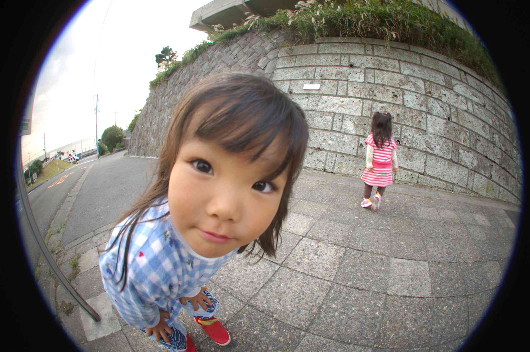 Obraz malého dítěte pořízený mobilním objektivem typu rybí oko.