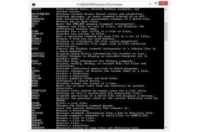 Snímek obrazovky příkazového řádku systému Windows 8 s vysvětlením příkazů