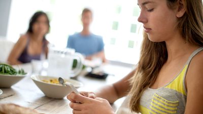 Dospívající dívka skrývá aplikace na svém smartphonu Android.