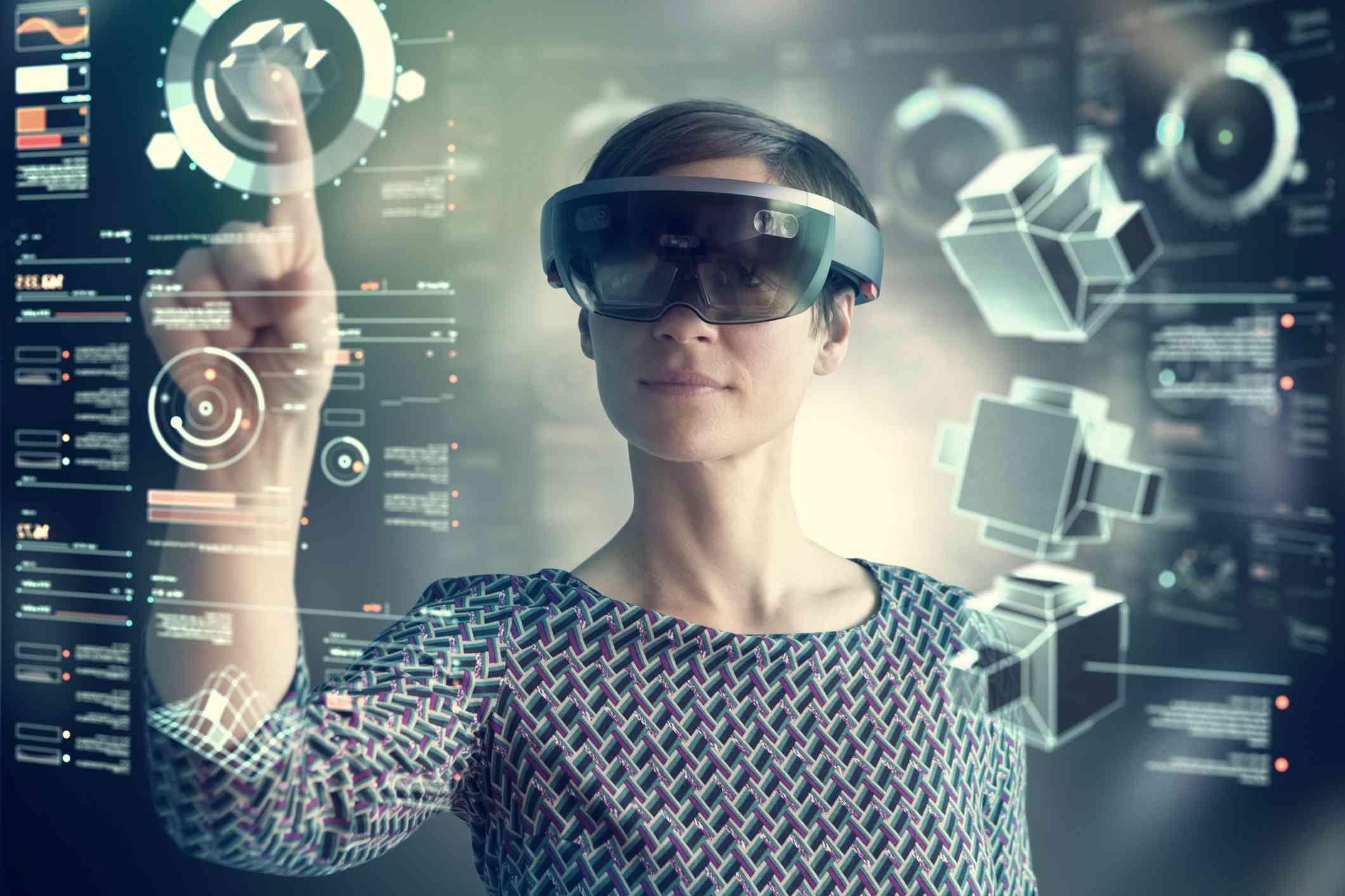 Osoba klepající na prvky virtuálního rozhraní při nošení brýlí VR