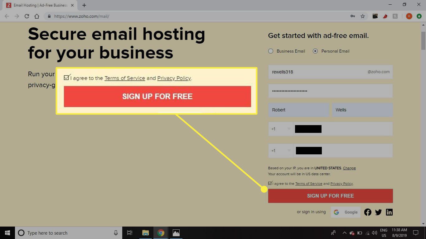 Snímek obrazovky registrační obrazovky Zoho Mailu se zvýrazněným rámečkem smlouvy o podmínkách služby a tlačítkem Zaregistrovat se zdarma
