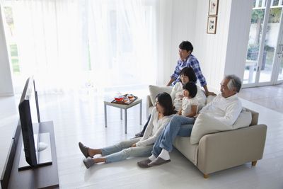 Rodina sleduje 42palcovou televizi